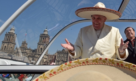 Papa Francesco saluta la folla dalla papamobile con un sombrero mentre arriva alla basilica di Nostra Signora di Guadalupe, a Città del Messico 13 febbraio 2016(© Presidenciamx/Planet Pix via ZUMA Wire)